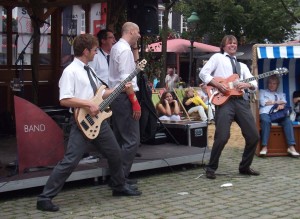 Partyband Tom Browne voll in action rockt auf Marktplatz in Olpe